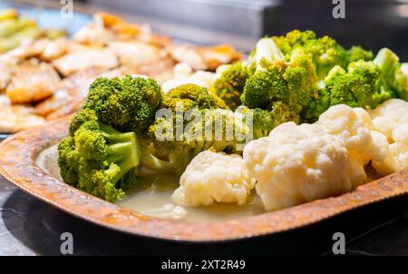 Gekochter Brokkoli und Blumenkohl Nahaufnahme. Gesundes und gesundes Lebensmittelkonzept Stockfoto