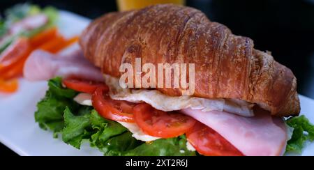 Leckere Croissant-Sandwiches auf weißem Hintergrund. Croissant mit Fleisch. Frühstück Croissant Sandwiches serviert Holzbrett Stockfoto