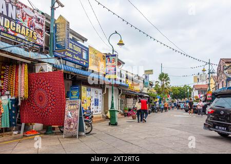 Ein Blick auf Lebuh Pasar oder Market Street, im Little India Viertel von George Town, Penang, Malaysia. Eine farbenfrohe, geschäftige und lebhafte Straße. Stockfoto