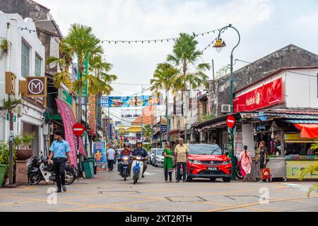 Ein Blick auf Lebuh Pasar oder Market Street, im Little India Viertel von George Town, Penang, Malaysia. Eine farbenfrohe, geschäftige und lebhafte Straße. Stockfoto