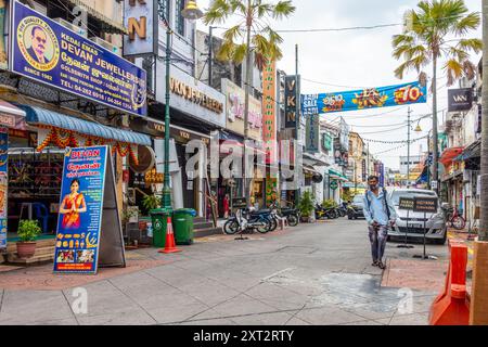 Ein Blick auf Lebuh Pasar oder Market Street, im Little India Viertel von George Town, Penang, Malaysia. Eine farbenfrohe, geschäftige und lebhafte Straße. Stockfoto