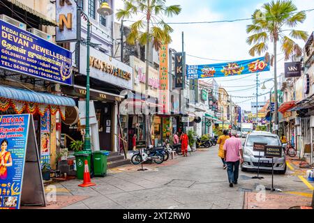 Ein Blick auf Lebuh Pasar oder Market Street, im Little India Viertel von George Town, Penang, Malaysia. Eine farbenfrohe, geschäftige und lebhafte Straße. Stockfoto