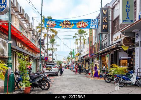 Ein Blick auf Lebuh Pasar oder Market Street, im Little India Viertel von George Town, Penang, Malaysia. Eine farbenfrohe, geschäftige und lebhafte Straße. Stockfoto