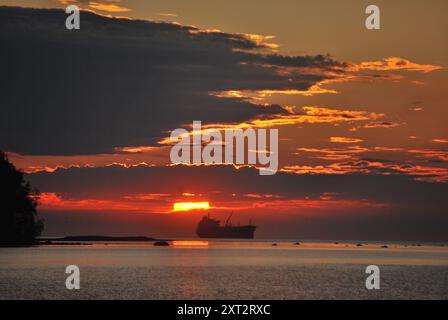 "Drängen" in den Sonnenuntergang in Estland Stockfoto