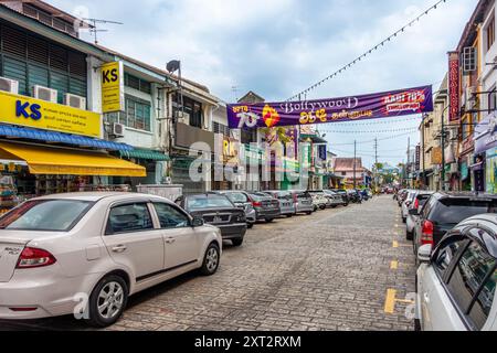 Ein Blick auf Lebuh Pasar oder Market Street, im Little India Viertel von George Town, Penang, Malaysia. Eine farbenfrohe, geschäftige und lebhafte Straße. Stockfoto