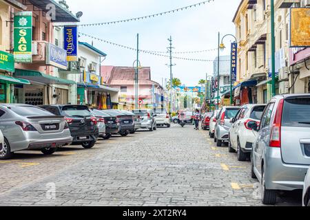 Ein Blick auf Lebuh Pasar oder Market Street, im Little India Viertel von George Town, Penang, Malaysia. Eine farbenfrohe, geschäftige und lebhafte Straße. Stockfoto