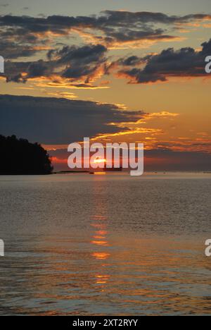 "Drängen" in den Sonnenuntergang in Estland Stockfoto