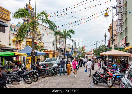 Ein Blick auf die Queen Street in Little India, George Town, Penang, Malaysia mit vielen Motorrädern und Motorrollern, die am Straßenrand geparkt sind. Stockfoto