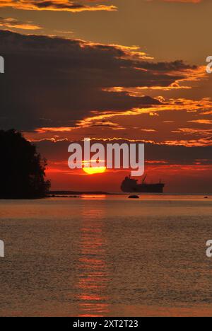 "Drängen" in den Sonnenuntergang in Estland Stockfoto