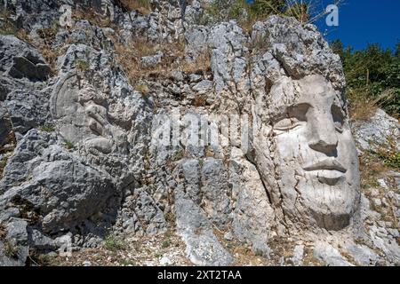 Skulptur auf dem Felsen (von Studenten der Akademie der Schönen Künste von Florenz) im Starway des Friedens, Cervara di Roma, Tal des Flusses Aniene, Latium, Italien Stockfoto