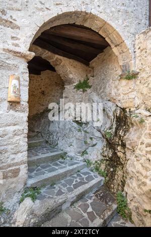 Heberts Arch, gewidmet dem französischen Maler Antoine Ernest Hebert (1817–1908), Cervara di Roma, Tal des Flusses Aniene, Latium, Italien Stockfoto