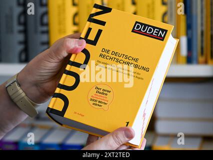 Berlin, Deutschland. August 2024. Der neue Duden des Jahres 2024. Quelle: Jens Kalaene/dpa/Alamy Live News Stockfoto