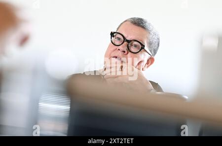 Berlin, Deutschland. August 2024. Kathrin Kunkel-Razum, Chefredakteurin von The Duden, in einem Interview mit der dpa über den neuen Duden. Quelle: Jens Kalaene/dpa/Alamy Live News Stockfoto