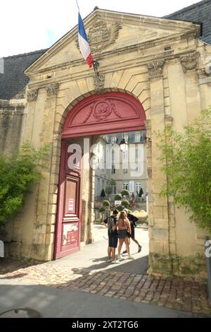 Bayeux Wandteppich Frankreich Normandie Wilhelm der Eroberer Wandteppich England Englisch König Harold Schlachtmuseum Steinbauten heißes sonniges Wetter Französisch Stockfoto