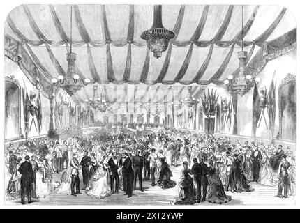 Der Ball der Hon. Artillery Company wurde 1870 dem Prinzen und Prinzessin von Wales gegeben. "Der Ball... war eine großartige Unterhaltung... das Waffenhaus der Kaserne der Kompanie, in der City-Road, Finsbury, [London], wurde für diesen festlichen Anlass dekoriert... die Albert Drill-Hall wurde als Ballsaal eingerichtet. Der Boden war mit einer neuen Leinendroge bedeckt, die mit rotem Teppich umrandet war. Ein Band scharlachrote Tücher, 1,80 m Breit, war an den Wänden...[die] fast mit Dekorationen der einen oder anderen Art bedeckt waren. Pier-Brillen, Spiegel, Statuen und Trophäen von Fahnen und alten Waffen ohne Ende waren Tastef Stockfoto