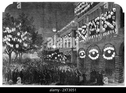 The Duke of Edinburgh in China: The Hong-Kong Club Illuminated, 1870. Kupferstich aus einem Foto von Mr. J. Thomson. "Der Fortschritt seiner Königlichen Hoheit des Herzogs von Edinburgh auf seinen Reisen und Reisen durch die asiatischen Provinzen und Abhängigkeiten des großen Reiches von Königin Victoria, und seine vorübergehenden Besuche in China und Japan wurden von Zeit zu Zeit in den letzten zwei Monaten aufgezeichnet...[in Hongkong] besuchte der Prinz mehrere öffentliche Unterhaltungen, neben dem Grundstein für den neuen Chor der St. John's Cathedral und der formellen Eröffnung des neuen Rathauses...[unsere Illusion] Stockfoto