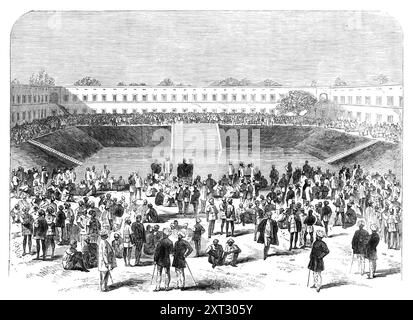 Das Alipore Gaol, Kalkutta, 1870. "Diese Institution... ist das große Industriegefängnis von Unterbengalen, [mit] 2300 Häftlingen. In ihr wird und wird die Arbeit von Sträflingern seit 15 Jahren in der Lohnindustrie gründlich genutzt. Das Handwerk, das darin folgt, sind Weben, Schreinerei, smiths Arbeit, Drucken, Lithografie, und Stereotypisierung. Der Knast wird von dreißig bewaffneten Männern bewacht, seine innere Bewachung wird von Sträflingern durchgeführt, und die Arbeit wird hauptsächlich von Sträflingern überwacht. Die gesamte Arbeit wird durch Aufgabenarbeit geregelt, und die Mindestaufgabe ist die von einem freien Stockfoto