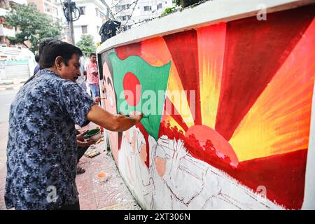 Reaktionen auf den Rücktritt von Scheich Hasina Wajed in Dhaka, Bangladesch Ein Student malt am 13. August 2024 Ein neues Graffiti auf einer Straßenmauer auf dem Campus der Dhaka University in Dhaka, Bangladesch. In einer Ansprache an die Nation kündigte der Chef des Armeestabs General Waker-UZ-Zaman am 5. August 2024 den Rücktritt von Premierminister Scheich Hasina nach wochenlangen Unruhen an. Der Nobelpreisträger Muhammad Yunus wurde am 08. August 2024 als Chef der Interimsregierung Bangladeschs vereidigt, nachdem Scheich Hasina zurückgetreten war und aus dem Land geflohen war, während gewaltsame Proteste gegen das Jobquotensystem der Regierung. Dhaka Dhaka Bezirk Bangladesch Co Stockfoto