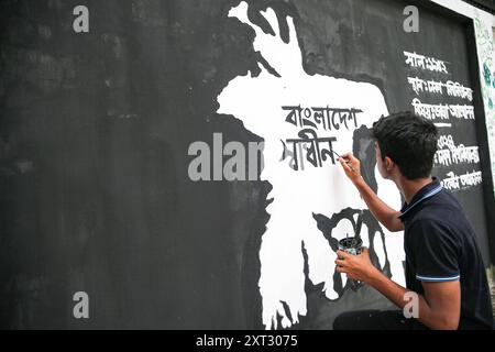 Reaktionen auf den Rücktritt von Scheich Hasina Wajed in Dhaka, Bangladesch Ein Student malt am 13. August 2024 Ein neues Graffiti auf einer Straßenmauer auf dem Campus der Dhaka University in Dhaka, Bangladesch. In einer Ansprache an die Nation kündigte der Chef des Armeestabs General Waker-UZ-Zaman am 5. August 2024 den Rücktritt von Premierminister Scheich Hasina nach wochenlangen Unruhen an. Der Nobelpreisträger Muhammad Yunus wurde am 08. August 2024 als Chef der Interimsregierung Bangladeschs vereidigt, nachdem Scheich Hasina zurückgetreten war und aus dem Land geflohen war, während gewaltsame Proteste gegen das Jobquotensystem der Regierung. Dhaka Dhaka Bezirk Bangladesch Co Stockfoto