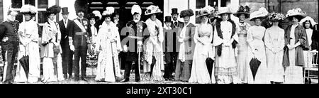 Der König Und Die Königin Mit Ihren Gastgebern Während Ihres Aufenthalts In Lancashire: Ihre Majesties, Lord Und Lady Derby Und Die Mitglieder Der Royal House Party In Knowsley Hall, 1909. Während ihres Besuchs in Lancashire waren der König und die Königin und Prinzessin Victoria die Gäste von Lord und Lady Derby in Knowsley Hall, und von dort aus gingen sie nach Manchester, um das neue Royal Infirmary zu eröffnen. In der Gruppe (liest von links nach rechts) sind in der ersten Reihe Mr. Haldane, die Gräfin von Gosford, Prinzessin Victoria, Lord Derby, die Königin, der König, Lady Derby, Lady Shuttleworth, Lady Salisbury Stockfoto