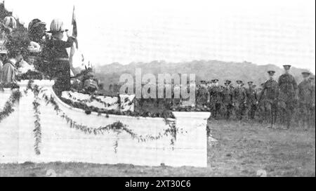 The King Reviews the West Lancashire Territorial Division: The march Past, 1909. Der König, der von der Königin begleitet wurde, hat die West Lancashire territoriale Division im Knowsley Park am Montag letzten Jahres überprüft. Sechzehn Sandmänner waren auf der Parade. Die Farben, die präsentiert werden sollten, wurden geweiht, vor dem König herabhängend, der sie berührte, und dann den Beamten gegeben, die sie empfangen sollten. Sie wurden dann gegrüßt, und die große Vergangenheit fand statt." Aus Illustrated London News, 1909. Stockfoto