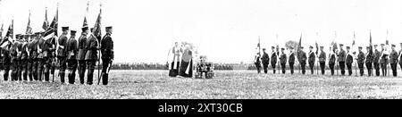 The Royal Review of 12.000 Territorials in Worsley Park: Der Besuch des Königs und der Königin in Manchester – am Altar der Trommeln: Der Bischof von Manchester segnet die Farben, anlässlich der Royal Review of the East Lancashire Territory Division in Worsley Park, 1909. "...seine Majestät [König Edward VII] hat die East Lancashire Territorial Division, etwa 12.000 Mann, im Worsley Park, etwa 10 Meilen westlich von Manchester, überprüft. Bei der Ankunft des Königs und der Königin, in deren Kutsche Mr. Haldane und Lord Derby waren, wurde der königliche Salute gegeben und die Nationalhymne gespielt. H Stockfoto