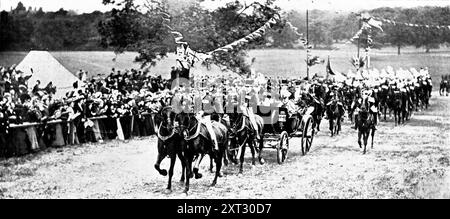 The Royal Review of 12.000 Territorials im Worsley Park: The Visit of the King and Queen to Manchester - The Arrival of the King and Queen for the Great Review of Territorials: Ihre Majesties fahren zur Royal Box, begleitet von 1st Life Guards, 1909. "...seine Majestät [König Edward VII] hat die East Lancashire Territorial Division, etwa 12.000 Mann, im Worsley Park, etwa 10 Meilen westlich von Manchester, überprüft. Bei der Ankunft des Königs und der Königin, in deren Kutsche Mr. Haldane und Lord Derby waren, wurde der königliche Salute gegeben und die Nationalhymne gespielt. Seine Majestät inspiziert dann Stockfoto