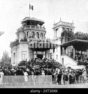 The French Derby: Der große Stand in Longchamp am Tag des Grand Prix 1909. "In der französischen Rennwelt nimmt der Grand Prix de Paris einen Platz im öffentlichen Interesse ein, analog zu dem, was der Derby in diesem Land hält. Unser Bild zeigt die animierte Szene auf dem Grand Stand in Longchamp am vergangenen Sonntag, anlässlich des Grand Prix, der von Baron Maurice de Rothschilds Verdun' [geritten von Barat] gewonnen wurde. Aus Illustrated London News, 1909. Stockfoto