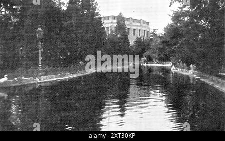 Das verlorene Paradies eines gefallenen Sultans: Der Park und der See am Yildiz Kiosk, 1909. Der Yildiz-Palast ist ein riesiger Komplex ehemaliger osmanischer Pavillons und Villen in Besiktas, Istanbul, Türkei. Sie wurde im 19. Und frühen 20. Jahrhundert erbaut und diente dem Sultan und seinem Hof als Residenz. Abdul Hamid II., 34. Sultan des Osmanischen Reiches, wurde 1909 abgesetzt. Aus Illustrated London News, 1909. Stockfoto