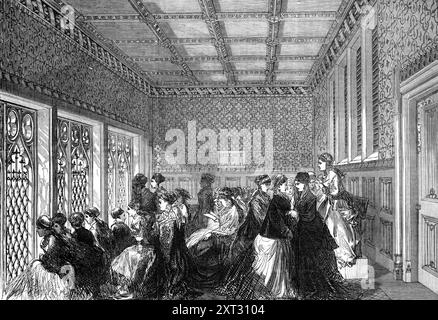 Die Ladies' Gallery, House of Commons, [London], 1870. "Frauen werden zugelassen... unter äußerster Bedrängnis... über dem Stuhl des Sprechers... gibt es eine kleine Suite von Wohnungen, die nach dem architektonischen Prinzip eingerichtet wurden, das für die Häuser... und für die Käfige gilt, in denen orientalische Frauen... im Allgemeinen gefangen sind. Vor den Sitzen ist ein vergoldeter Gitterschirm aufgestellt, durch den man hören kann, durch den man aber einst nicht leicht sehen konnte, aufgrund des dicken Ornaments, aus dem das Gitter zusammengesetzt war... waren die Damen in den Habiten Stockfoto