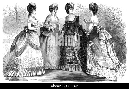 Pariser Mode für April 1870. "1. Abendtoilette...Jupe von...lachsfarbenen faye, am Boden von einem tiefen geflochtenen Volant begrenzt, überragt von einer doppelten Rüsche und Kreppbesatz...der Kopfschmuck besteht aus einer weißen Straußenfeder, die an einem schmalen Goldband befestigt ist. 2. Abendkleid. Der Rock, der eine Warteschlange ist, ist aus malvenfarbenem Poult-de-Soie, der unten mit zwei doppelten Rüschen desselben Materials geschmückt ist. Der Korpus besteht aus einer weißen Seidenweste, die vorne spitz geschnitten ist, und einem Paletot...umrandet mit zwei doppelten Rüschen...hinten wird Eine große Doppelschleife getragen...3. Toilette Am Nachmittag. Th Stockfoto