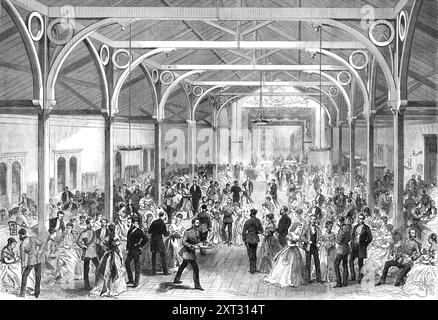 The Guards' Institute, Vauxhall-Bridge-Road [in South London]: The Ball-Room, 1869. Das neue Gebäude in der Francis-Straße, Vauxhall-Brücke-Straße,... das für die Unterbringung des Sozialclubs errichtet wurde, der unter der Schirmherrschaft der Wachoffiziere für den Komfort und die Erholung der Soldaten gebildet wurde... wurde von mehr als fünfzehnhundert Mitgliedern begleitet. die es gewohnt sind, es abends, sowohl an Wochentagen als auch sonntags, zum Lesen, Schreiben und Konversation zu besuchen, auch gesunde Erfrischungen (Bier und Wein, aber keine glühenden Spirituosen) zur Verfügung zu stellen Stockfoto