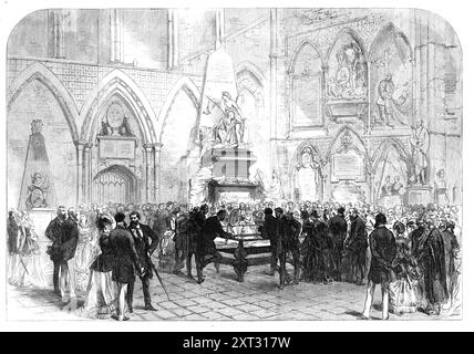 Das Grab von Charles Dickens in Poets' Corner, Westminster Abbey, 1870. "Die ehrwürdige Abbey Church... hat vor kurzem die sterbliche Leiche eines anderen Engländers erhalten, der würdig ist... letzte Woche, im Auftrag von Dean Stanley... das Grab von Charles Dickens wurde hier in der Mitte des Geschosses... das kunstvolle Denkmal des Herzogs von Argyll zu George II. Zu Zeiten - Jeanie Deans's guter Herzog, in „das Herz des Mittleren“ – erhebt sich gegenüber... die Denkmäler von Goldsmith und Gay... sind links zu sehen...[Dickens'] Grab, das bereits mit Blumen übersät ist, wäre von nun an ein heiliger Ort, sowohl mit der Neuen Welt als auch mit der Neuen Welt Stockfoto