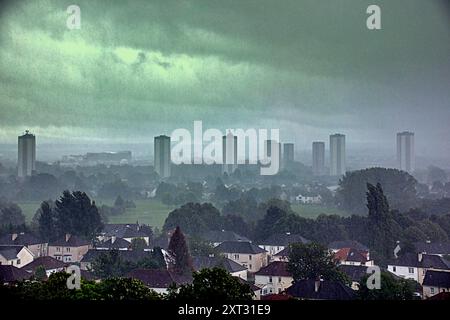 Glasgow, Schottland, Großbritannien. August 2024. Wetter in Großbritannien: Nass in der Stadt, als plötzlich heftiger Regen das Westende der Stadt trifft. Credit Gerard Ferry/Alamy Live News Stockfoto