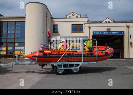 Bridlington, East Yorkshire, 13. August 2024. RNLI Bridlington Life Boat bereitet sich auf den Weg zum Training vor. Quelle: Michael Jamison/Alamy Live News Stockfoto