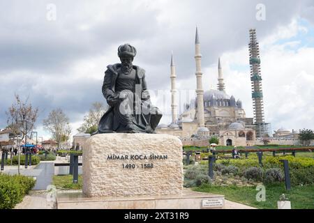 EDIRNE, TURKIYE - 07. APRIL 2024: Mimar Sinan und Selimiye Moschee in Edirne City. Die Selimiye-Moschee wurde von dem Architekten Mimar Sinan zwischen 1568 und 1989 erbaut Stockfoto