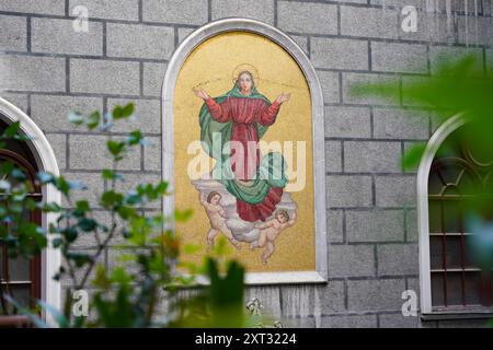 ISTANBUL, TURKIYE - 27. APRIL 2024: Kirche der Heiligen Maria Draperis in Istanbul Stockfoto