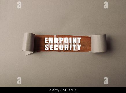 Ein zerrissenes Stück Papier mit den Worten Endpoint Security darauf. Das Bild hat eine Stimmung der Verwundbarkeit und Vorsicht Stockfoto