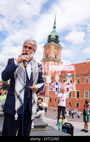 Der palästinensische Botschafter in Polen, Mahmoud Khalifa, spricht während der Demonstration mit den versammelten Demonstranten. Am 3. August 2024 erreichte der anhaltende Völkermord Israels in Palästina 300 Tage, propalästinensische Demonstranten protestieren durch Warschau. Mit Plakaten und Fahnen gingen die Demonstranten von Warschaus Königsschloss am Plac Zamkowy vorbei am Präsidentenpalast und der Warschauer Universität zu ihrem Ziel, der amerikanischen Botschaft. Stockfoto