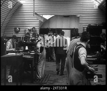 Männer, die in einem Trainingszentrum arbeiten, 1933. Die große Depression in Großbritannien. "In [den] schwer erschütterten Tälern von Wales und auf Clydebank und Jarrow gingen die Regierungsausgaben nicht weit... für arbeitslose Bergleute gab es Zentren, um sie für andere Berufe auszubilden. Aber das war schwer für einen Mann, der in die Mine geboren wurde. Aus „Time to Remember – The Time of the Monster“, 1933 (Reel 3); ein Dokumentarfilm über die Ereignisse von 1933, Rise of Roosevelt und Hitler. Stockfoto