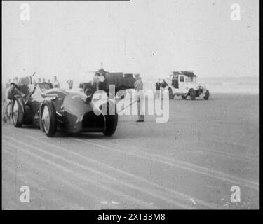 Rennwagen, der an der Kamera vorbeifährt, 1933. Aus „Time to Remember – The Time of the Monster“, 1933 (Reel 1); Dokumentarfilm über die Ereignisse von 1933, Rise of Roosevelt and Hitler. Stockfoto