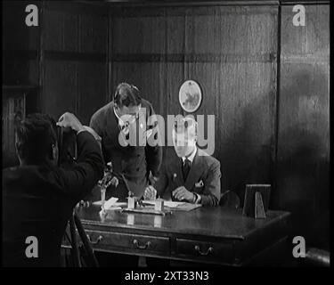 Prince of Wales (The Future Edward VIII) Recording a Charity Appeal in a Film Studio, 1920er Jahre "...der Prinz von Wales, der beliebteste der Persönlichkeiten in den Zwanzigern, war oft im Studio und machte Aufrufe für gute Zwecke." Aus „Time to Remember – Come the Dawn“, 1925 (Reel 3); werfen Sie einen Blick auf die britische Filmindustrie der 1920er Jahre – Clips aus großen Stummfilmen und Wochenschauen. Stockfoto