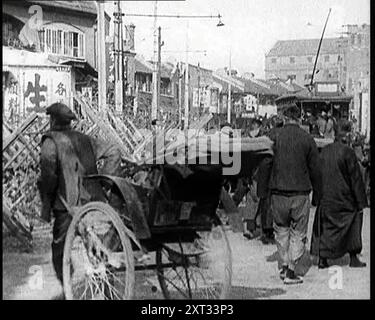 Ein männlicher chinesischer Zivilist, der Rikschas durch die Straßen von Shanghai zieht, vorbei an Barrikaden, 1920er Jahre "Die wiederkehrenden fernöstlichen Krisen, chinesische, rote und nationalistische Armeen, marschieren und Gegenmarschieren, die Krieg von einem Ende des Landes zum anderen tragen. Die internationale Einigung in Shanghai, ein Zufluchtsort für so viele während des Konflikts. Großbritannien, Frankreich, die Vereinigten Staaten und andere interessierte Parteien, die Truppen in das Gebiet stürzten, nur für alle Fälle. Ein Hafen voller Kriegsschiffe vieler Nationen, mit Gewehren, die auf jeden schießen können, der die Rechte von niemandem verletzen könnte, der nicht Chinesen ist." Aus Der Zeit, Um Sich Zu Erinnern Stockfoto