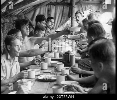 Männer essen unter einem Baldachin, 1933. Die große Depression in Großbritannien. Es gab etwas, was seltsam als "Rastlager" bezeichnet wurde - nicht viel Ruhe. Aber zumindest ruhten sie von der Sicht der Schlackenhaufen und der geschlossenen Tore der Mine." Aus „Time to Remember – The Time of the Monster“, 1933 (Reel 3); ein Dokumentarfilm über die Ereignisse von 1933, Rise of Roosevelt und Hitler. Stockfoto