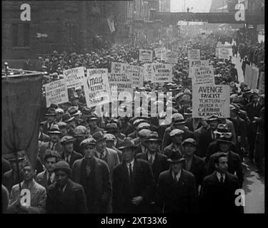 Amerikanische Antifaschisten marschieren und halten Schilder, 1933. Menschen protestieren gegen die Verfolgung der Juden durch die Nazis: „Zertrümmern Sie die Rückkehr des Kaiserismus in Deutschland; rächen Sie faschistische Folter und Mord an deutschen Arbeitern; lange lebe der Kampf des deutschen Proletariats“. Überall auf der Welt, wo es große jüdische Gemeinden gab, gab es Demonstrationen, Proteste, und nirgendwo wurden Stimmen höher als in den Vereinigten Staaten erhoben. Aber nur Worte werfen keinen Tyrannen um. Aus „Time to Remember – The Time of the Monster“, 1933 (Reel 4); ein Dokumentarfilm über Ereignisse von 1933, Stockfoto