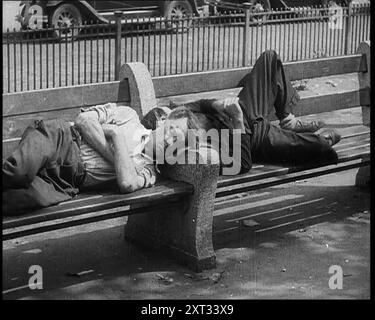 Zwei Männer schlafen auf Bänken, 1933. Aus „Time to Remember – The Time of the Monster“, 1933 (Reel 1); Dokumentarfilm über die Ereignisse von 1933, Rise of Roosevelt and Hitler. Stockfoto