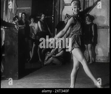 Eine weibliche Zivilistin, die eine Tanzroutine in einem Studio aufführt, 1920er Jahre Aus „Time to Remember – On Stage in the Twenties“, 1927 (Rolle 1); ein Blick hinter die Kulissen des Theaters in den 1920er Jahren Stockfoto