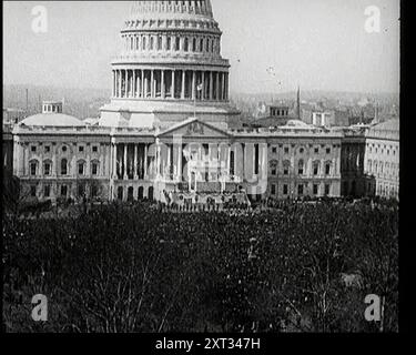 Vor dem Capitol Building in Washington, District of Columbia, Vereinigte Staaten von Amerika, 1922 versammeln sich Menschenmassen. In Washington hatte Präsident Harding eine neue Spielerei, um diese alte Unsicherheit zu bekämpfen. Sein Wort dafür war "Normalität", worauf du zurückkommen solltest. Aus "Time to Remember - Sitting still and going Slow", 1922 (Walze 3); Überblick über die Ereignisse im Jahr 1922 einschließlich irischer Probleme, Krieg zwischen Griechenland und der Türkei und Entwicklungen in der Luftfahrt und im Radio. Stockfoto