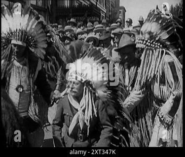 Feldmarschall Douglas Haig, 1. Earl Haig, trägt einen Kopfschmuck der Ureinwohner, 1921. Aus "Time to Remember - The Time When Little Happened", 1921 (Reel 3); Ereignisse von 1921 - Irish treaty, Mad Stunts and Newspapers at Work. Stockfoto