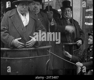 Film „Fat man's Outing“. Große Männer steigen in einen Pariser Bus, 1921. Aus "Time to Remember - The Time When Little Happened", 1921 (Reel 4); Ereignisse von 1921 - Irish treaty, Mad Stunts and Newspapers at Work. Stockfoto